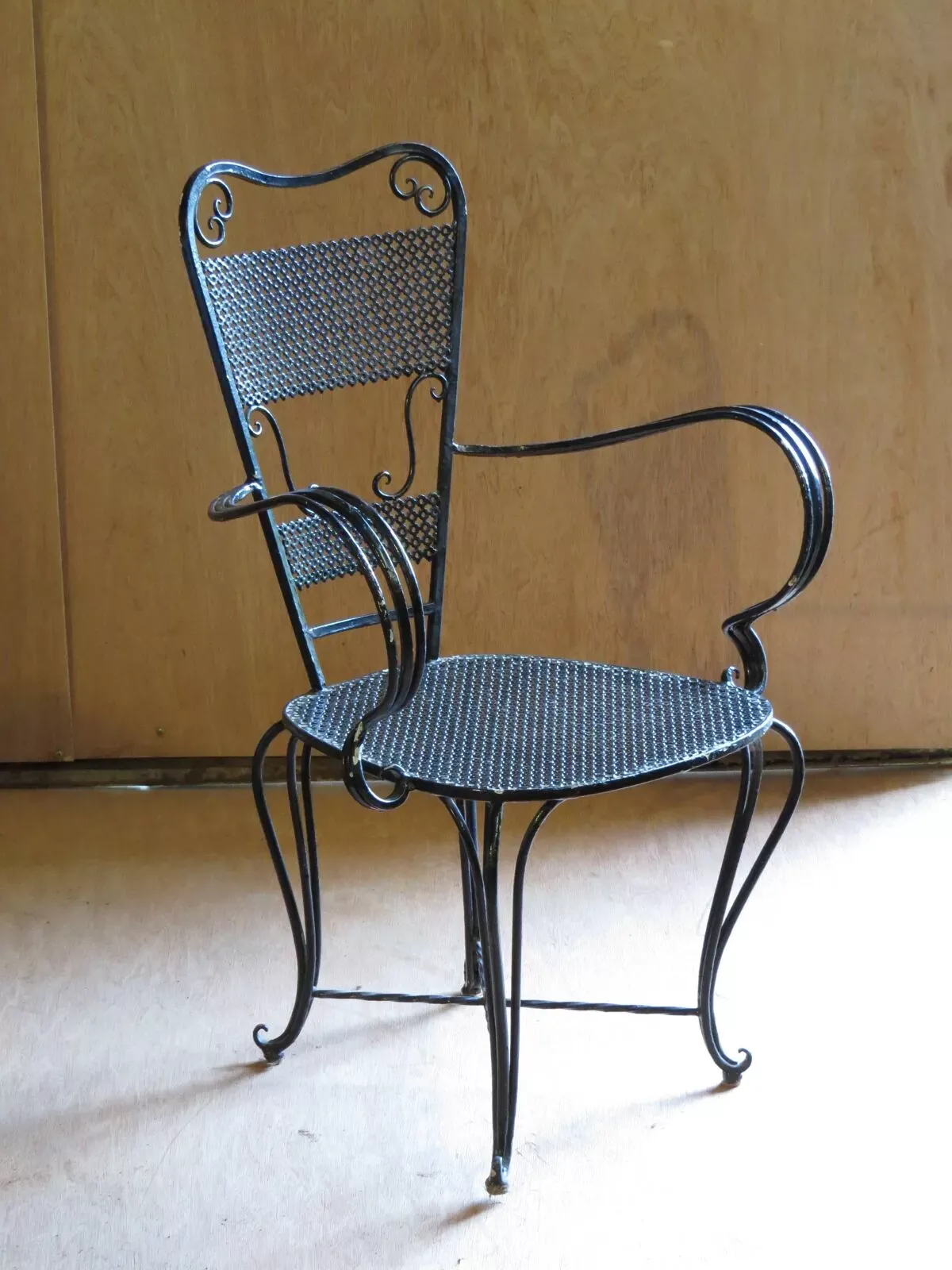 Illustration numéro 4 du produit Fauteuil en fer forgé style 1900 laqué noir