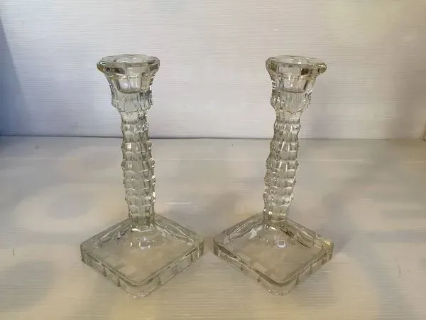 Illustration numéro 4 du produit Paire de bougeoirs haut en forme de fleur base carrée