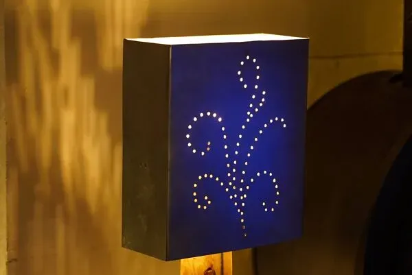 Illustration numéro 4 du produit Lampe haut de gamme de style industriel chic – bois de cèdre et métal
