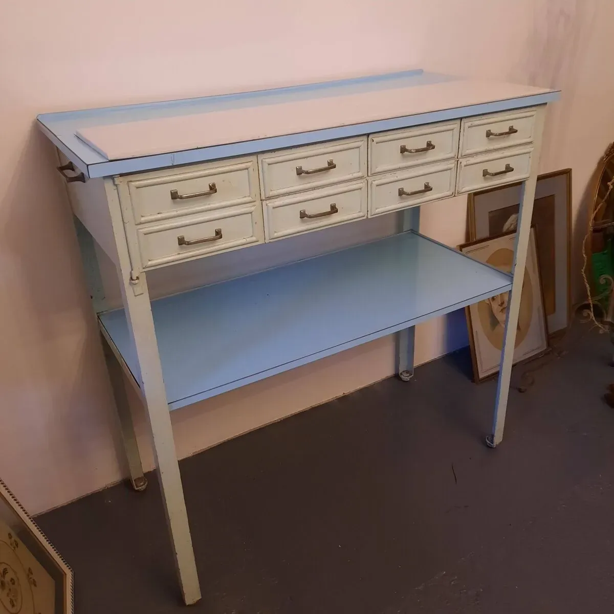 Illustration numéro 4 du produit Meuble console de dentiste 1950