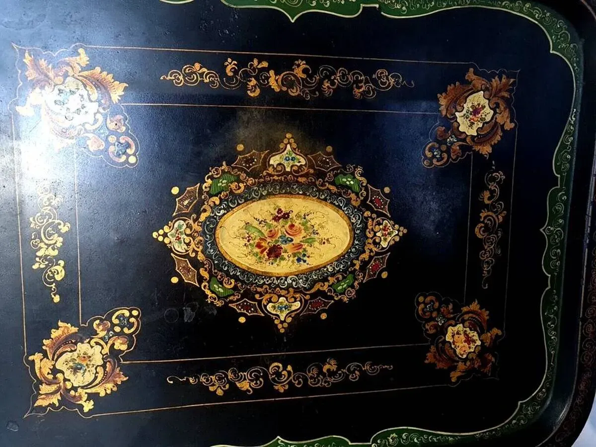 Illustration numéro 4 du produit Grand plateau Napoléon III métal noir peint décor floral. 72x57 cm Bel état B795