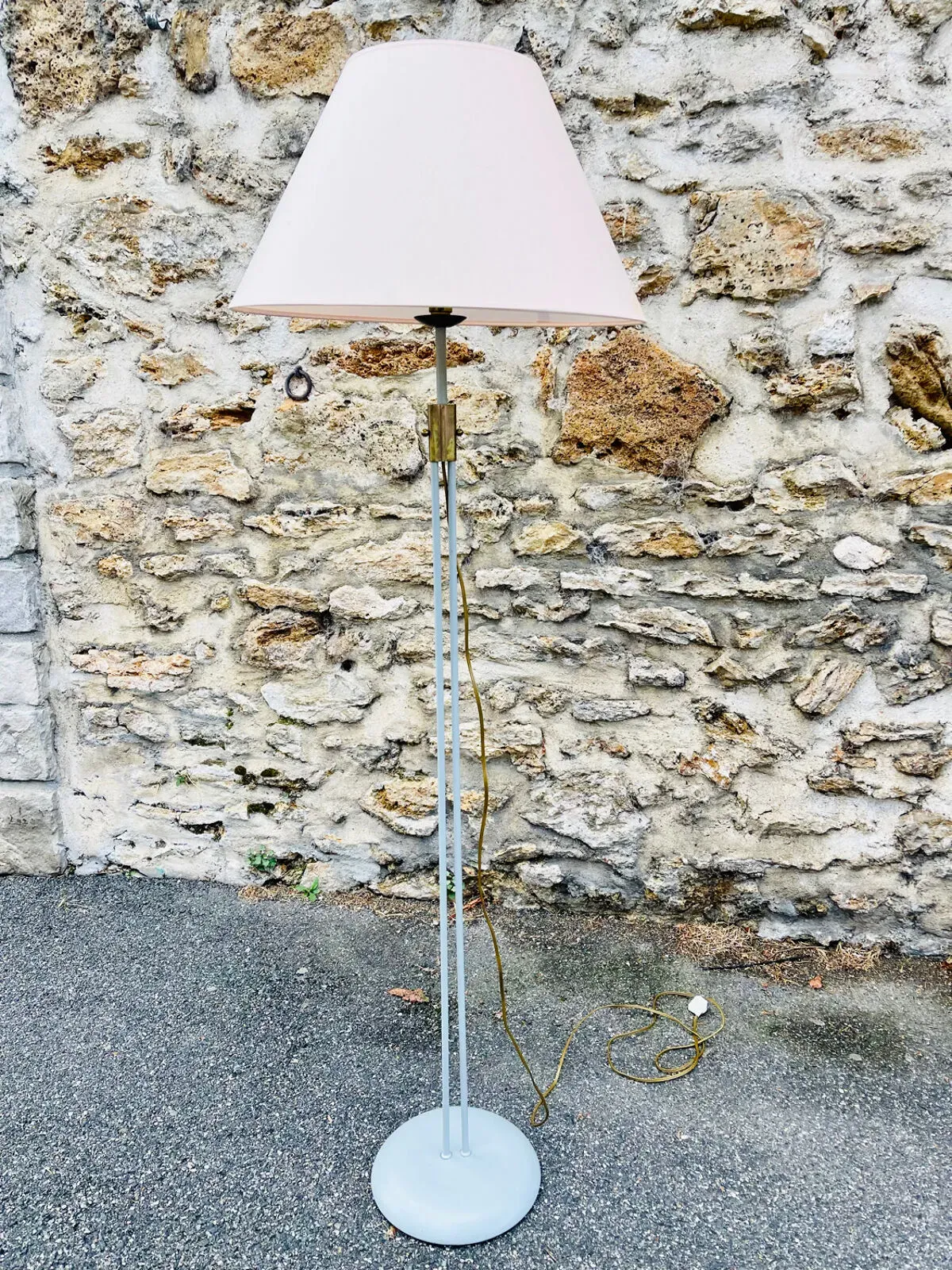 Illustration numéro 4 du produit Lampadaire tubulaire en métal bleu-gris et laiton, 1930