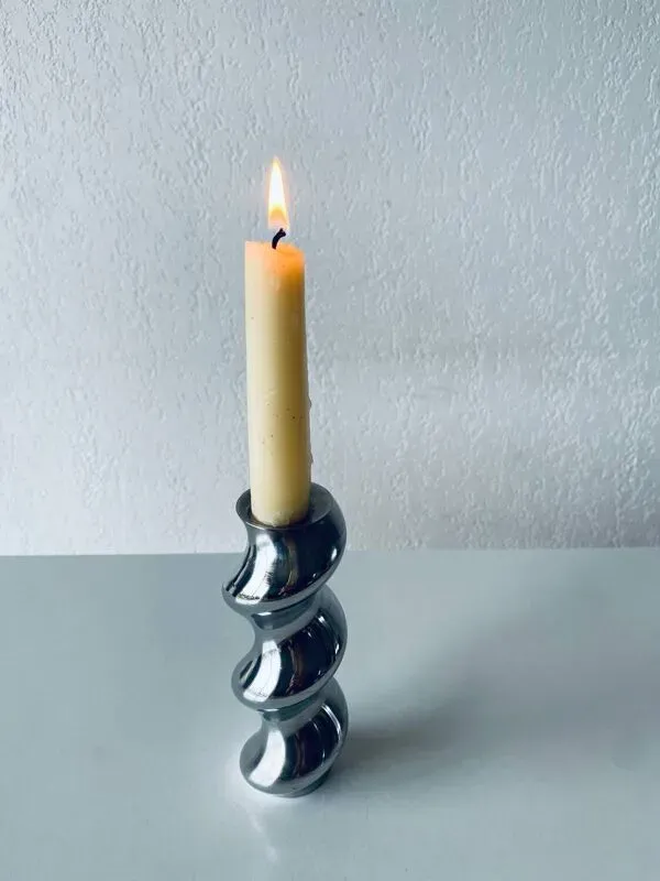 Illustration numéro 4 du produit Bougeoir design torsadé