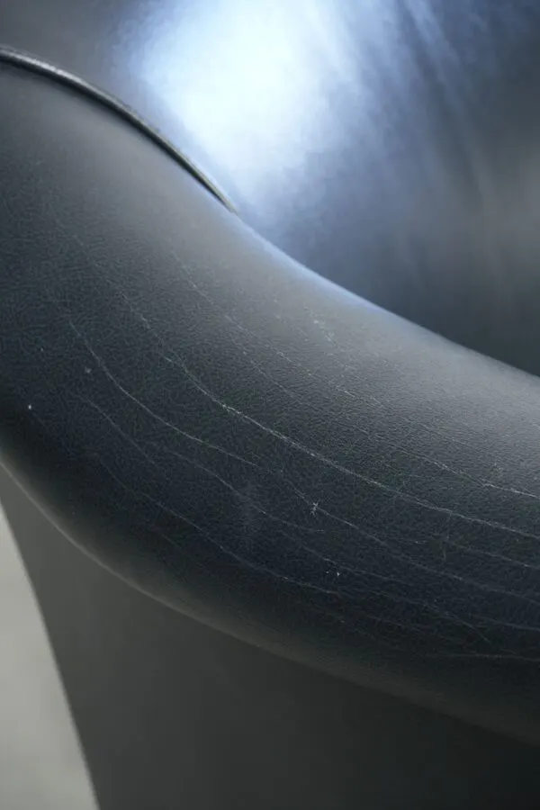 Illustration numéro 4 du produit Fauteuil de club bleu foncé en cuir de vachette au design intemporel.