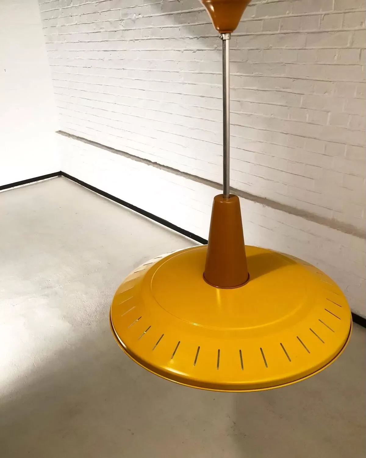 Illustration numéro 4 du produit Suspension Van Haute Bruxelles 1950