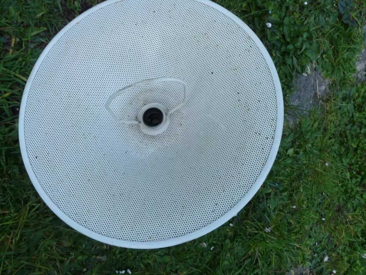 Illustration numéro 4 du produit Lustre en tôle perforée blanc