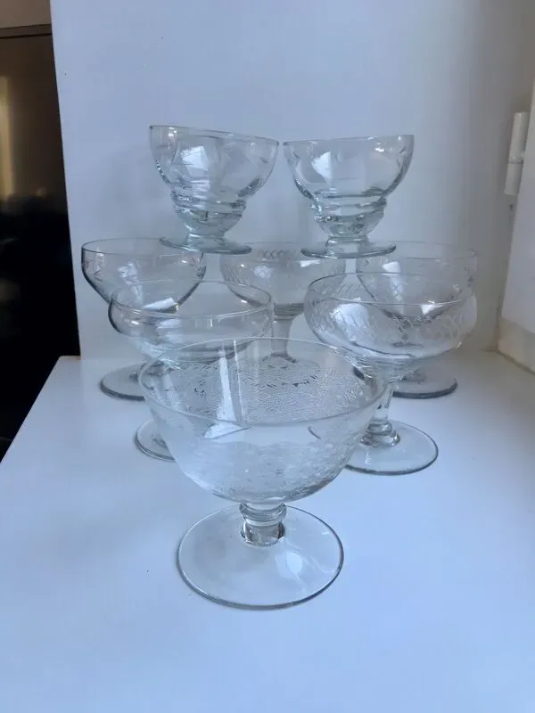 Illustration numéro 4 du produit Lot de 8 coupes à champagne en cristal gravé années 50