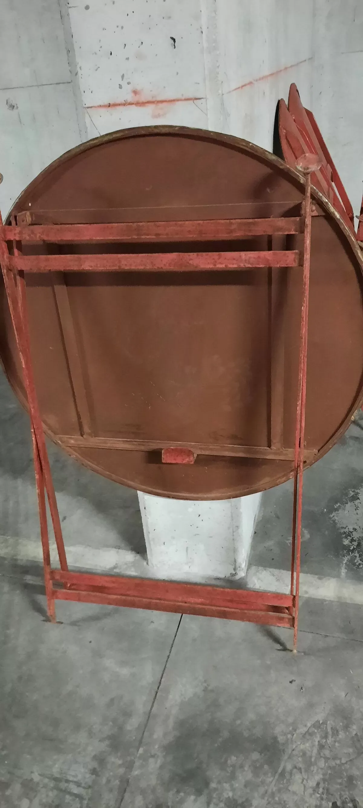 Illustration numéro 4 du produit Table et chaises en tôle