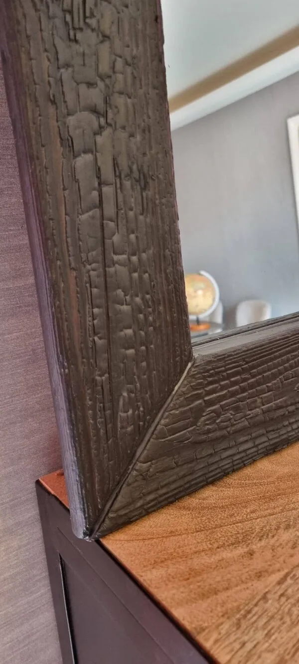 Illustration numéro 4 du produit Miroir artisanal en bois brûlé