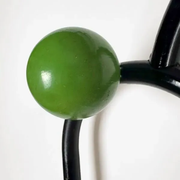 Illustration numéro 4 du produit Vestiaire métal boules bois et scoubidou années 60