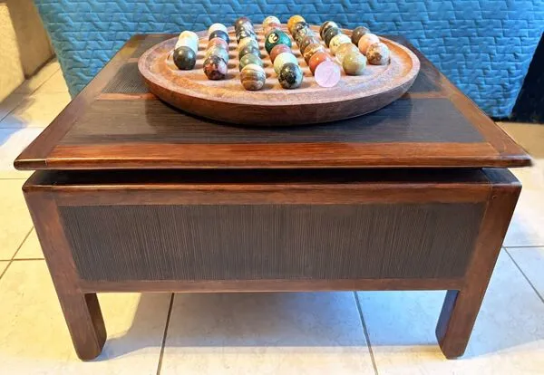 Illustration numéro 4 du produit Table basse en bois massif et rotin de style colonial, années 70