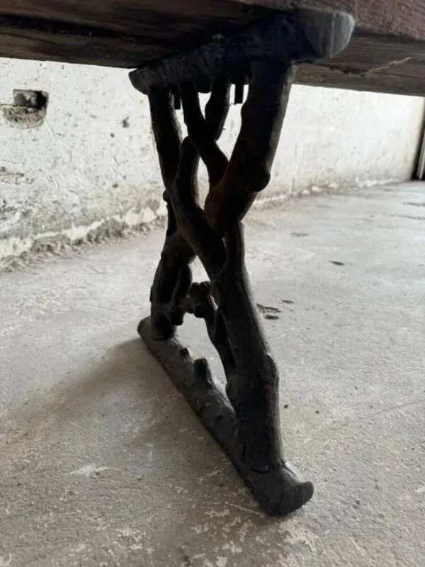 Illustration numéro 4 du produit Banc de jardin ancien en bois brun foncé et fonte noire avec assise en bois massif patiné