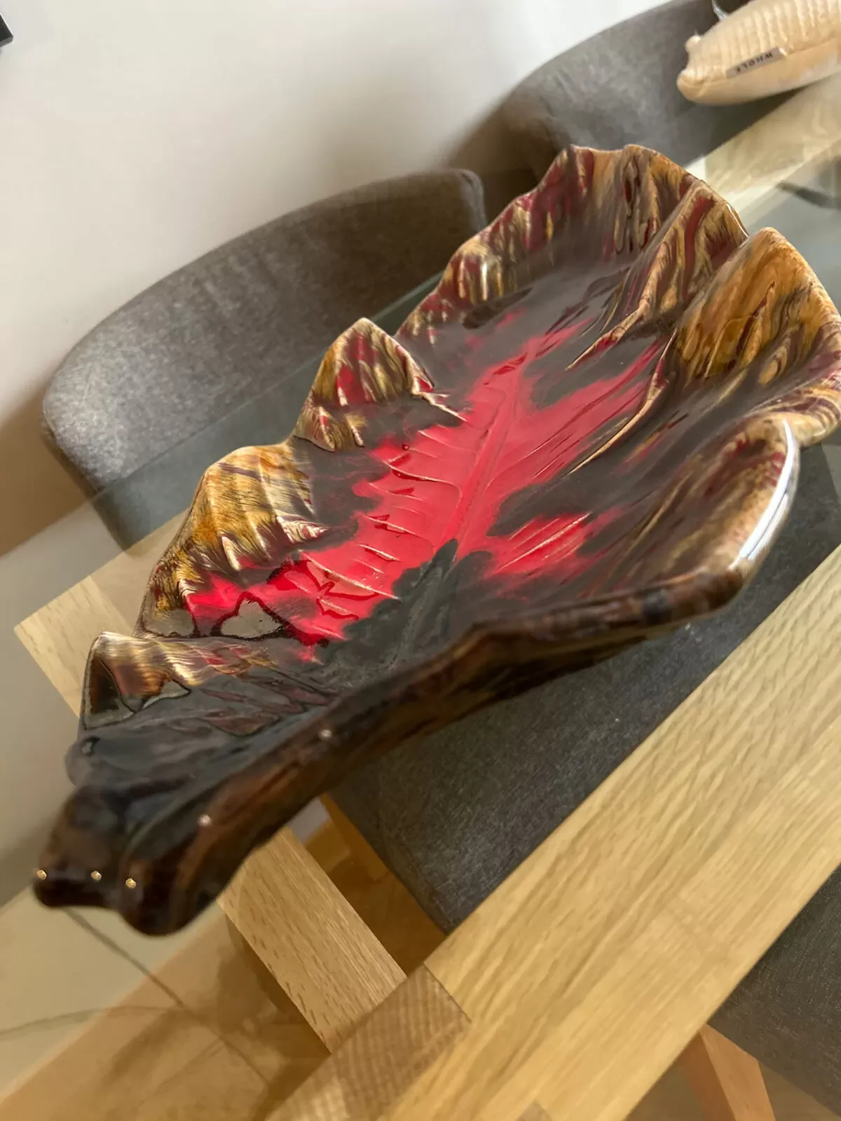 Illustration numéro 4 du produit Large plateau en céramique barbotine feuille