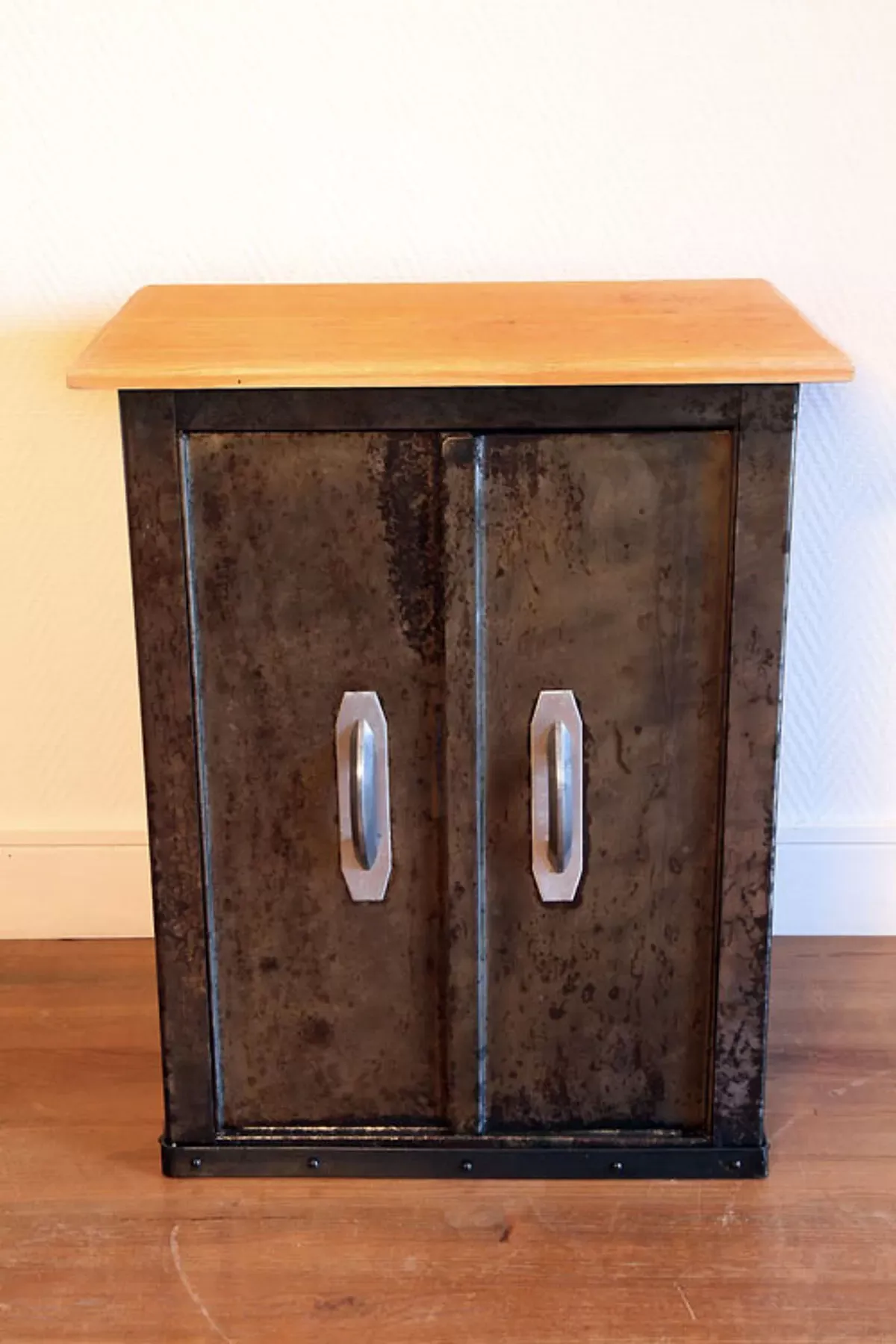 Illustration numéro 4 du produit Meuble de rangement métallique industriel