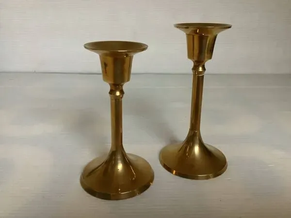 Illustration numéro 4 du produit Paire de petits bougeoirs pied tulipe en laiton