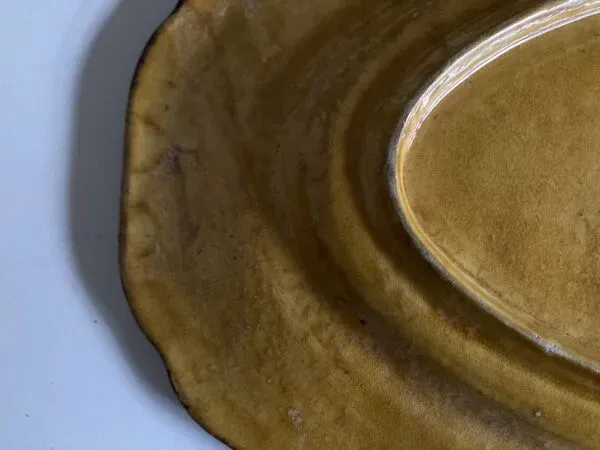 Illustration numéro 4 du produit Plat de campagne en terre vernissée à godrons Provence 1950