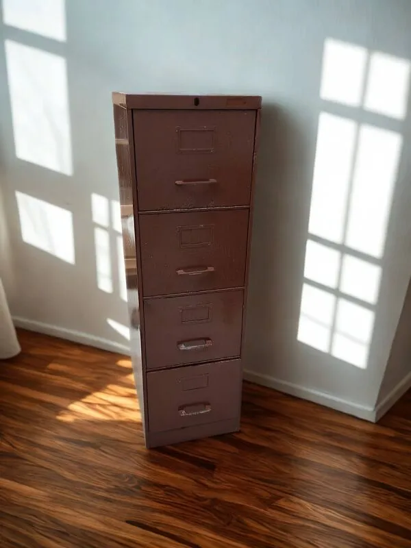 Illustration numéro 4 du produit Classeur de bureau industriel en métal lie-de-vin – 4 tiroirs – Années 50