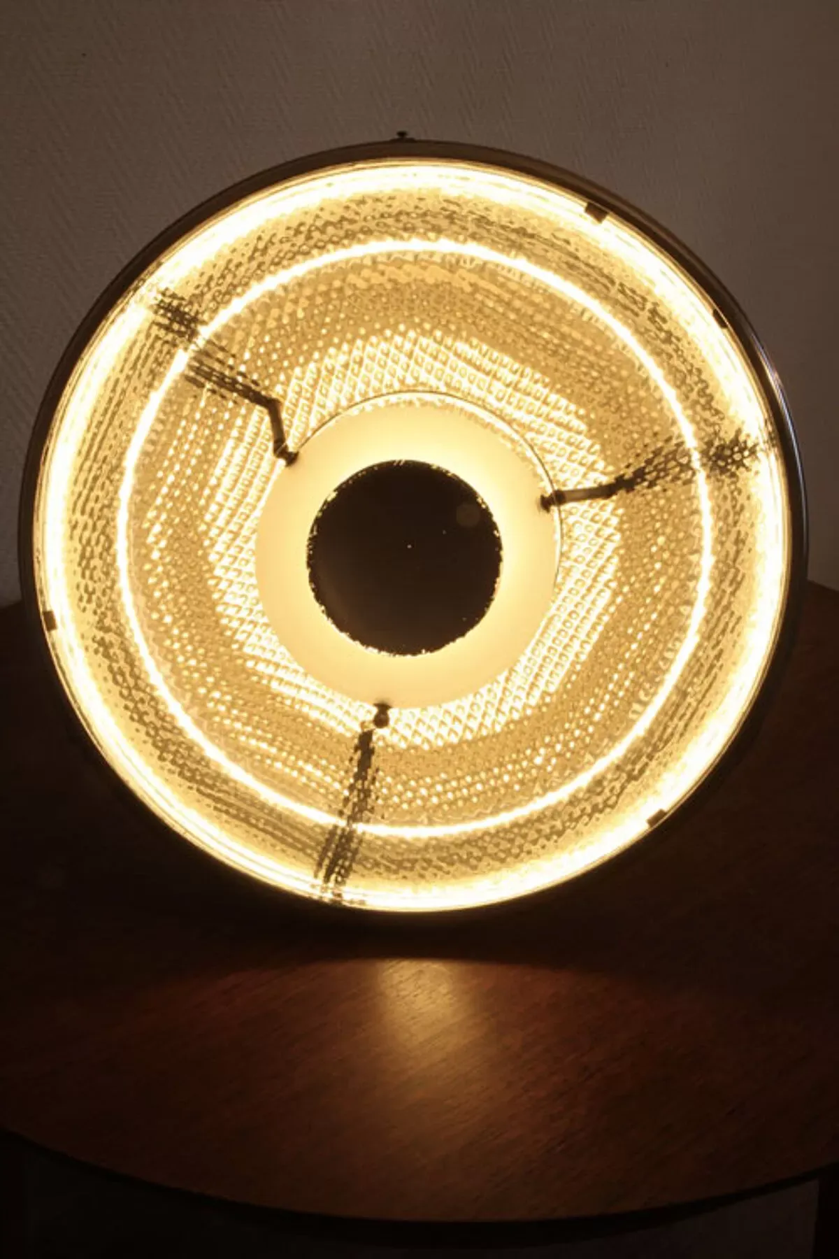 Illustration numéro 4 du produit Lampe Bauhaus en verre mercurisé suspension industrielle chromée.