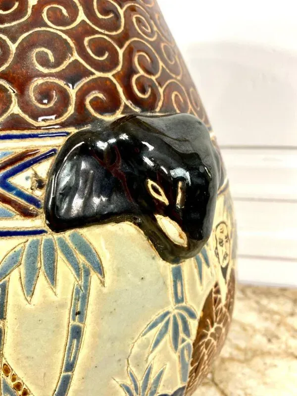 Illustration numéro 4 du produit Vase en céramique émaillée de l'École de Bien-Hoa , Décorations de sages, environ 1930