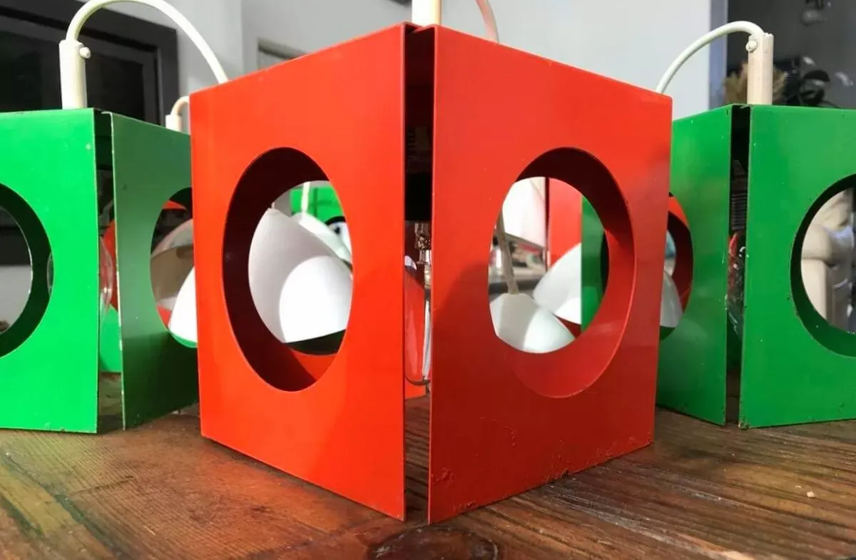 Illustration numéro 4 du produit Serie de 6 lampes vintage tôle pliee space age anciennes