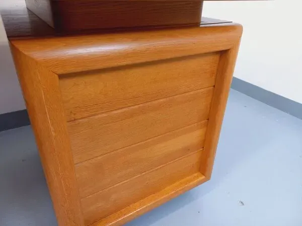 Illustration numéro 4 du produit Grand bureau de direction double-face vintage en bois de chêne années 70