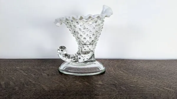 Illustration numéro 4 du produit Coupe corne en verre bullé et opaline blanche