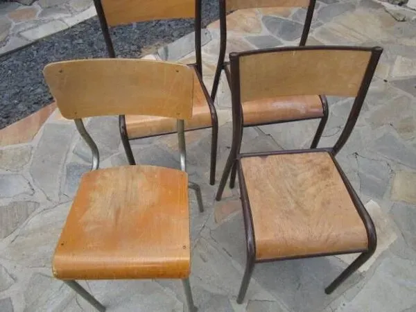 Illustration numéro 4 du produit Lot de 4 chaises d'école anciennes