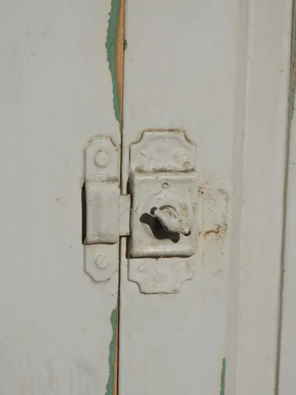 Illustration numéro 4 du produit Ancien petit meuble d'atelier / de métier - Buffet en sapin et plateau zinc