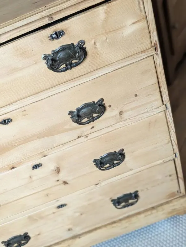 Illustration numéro 4 du produit Commode anglaise antique en pin massif
