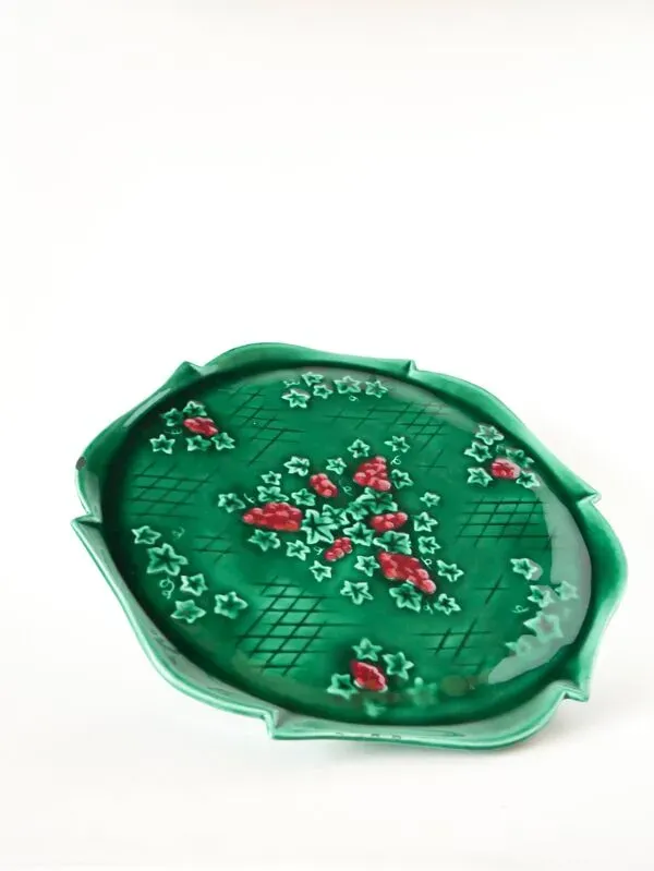 Illustration numéro 4 du produit grand plat à gâteaux en barbotine, Vert & Bordeaux, 1970