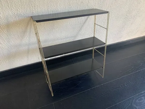 Illustration numéro 4 du produit Etagère vintage 1960 String murale noir doré - 60 x 48 cm