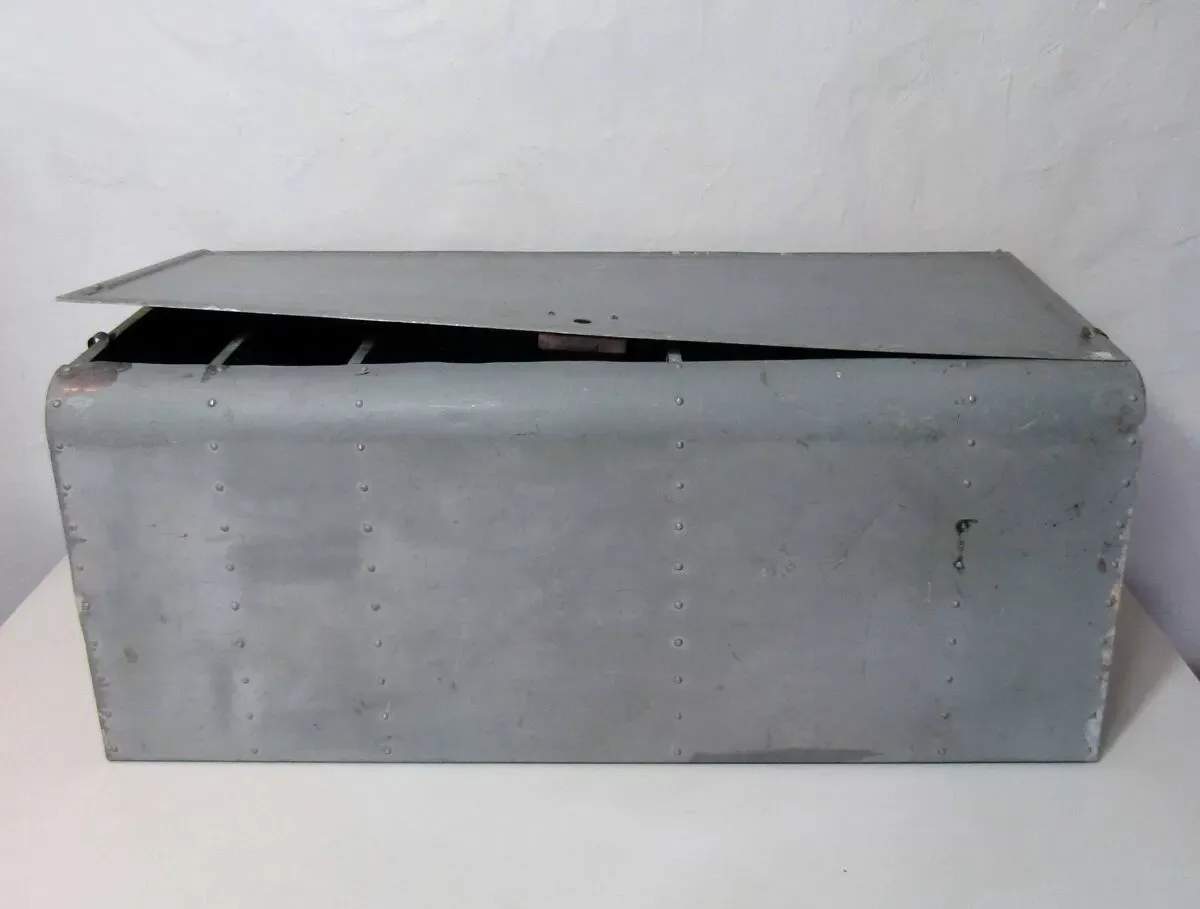 Illustration numéro 4 du produit Meuble industriel en métal riveté vintage