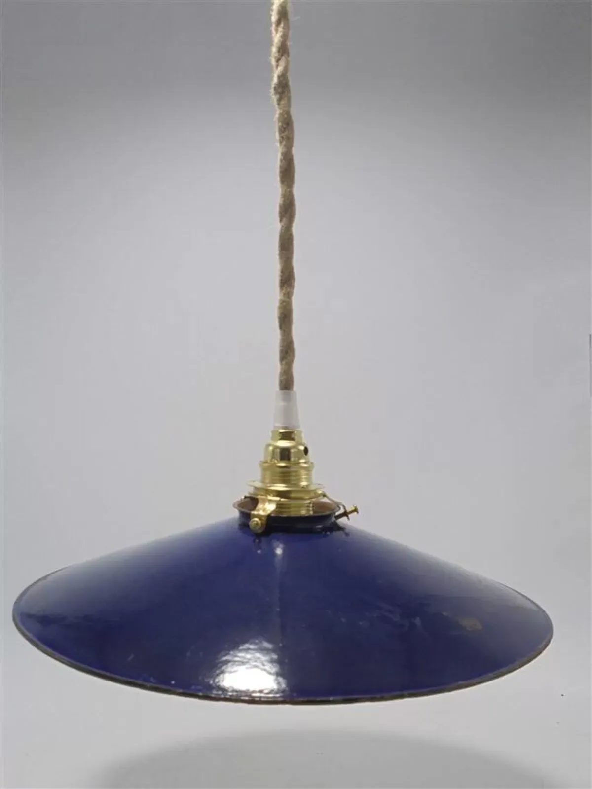 Illustration numéro 4 du produit Suspension en tôle émaillée