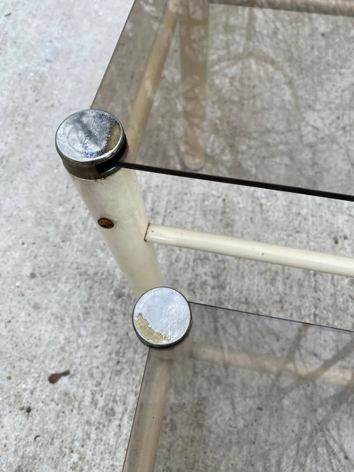 Illustration numéro 4 du produit 2 tables basses gigognes industrielles beige en verre Yves Boutboul 1970