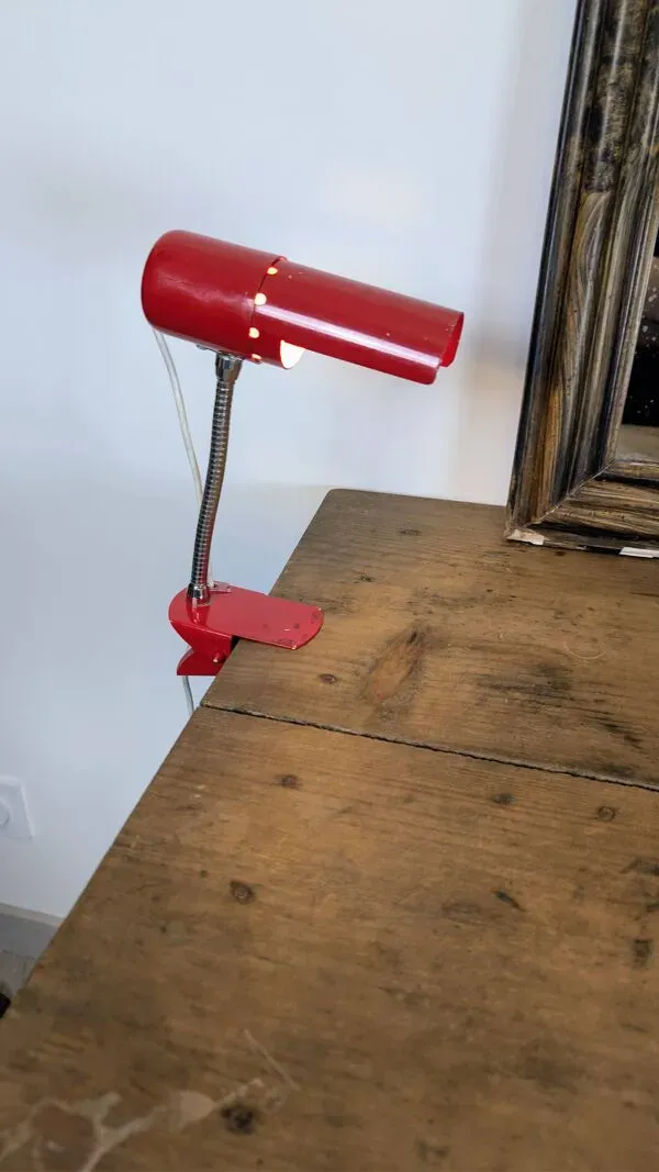Illustration numéro 4 du produit Lampe vintage à pince rouge – Design industriel années 70