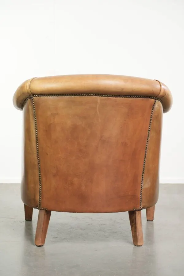 Illustration numéro 4 du produit Fauteuil club en peau de mouton confortable de couleur cognac.