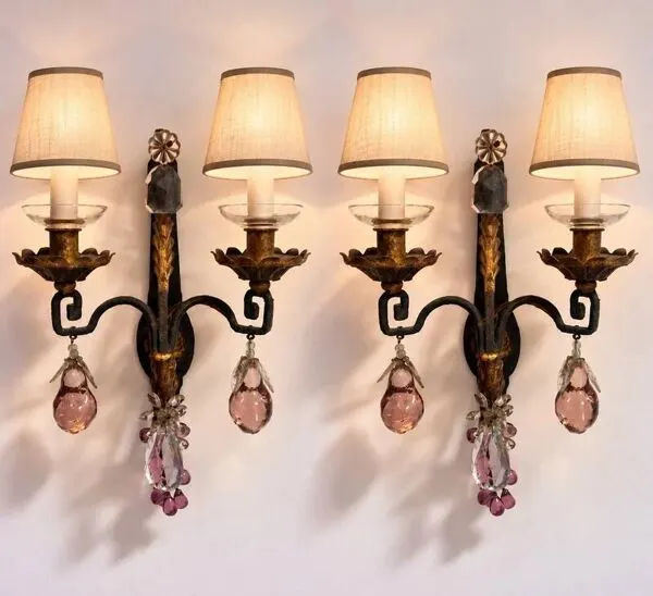 Illustration numéro 4 du produit Maison Baguès, paire d'appliques en fer forgé et tôle dorée, pampilles en cristal