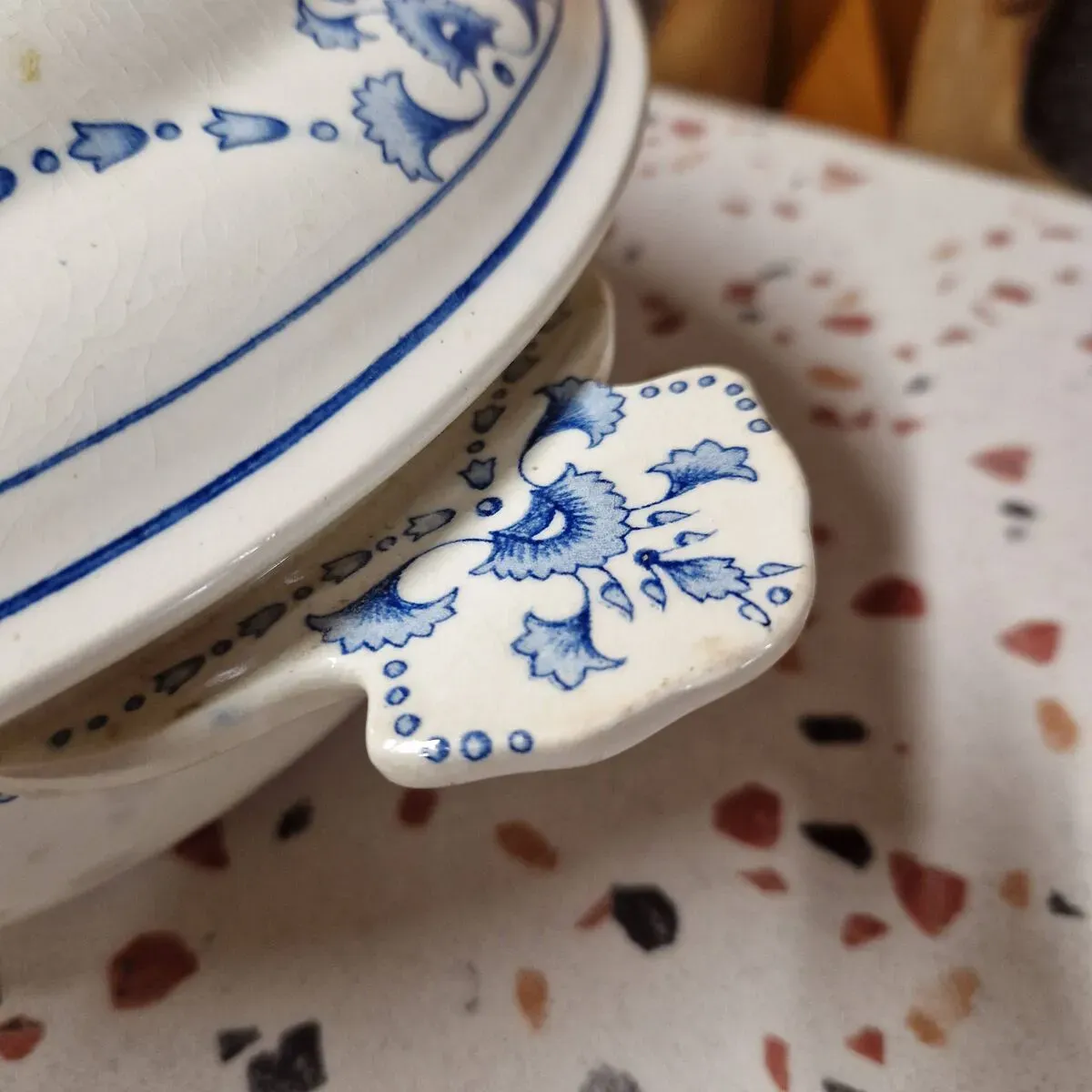 Illustration numéro 4 du produit Soupière ou légumier terre de fer magasin bourgeois paris modèle vieux lille guirlandes bleues