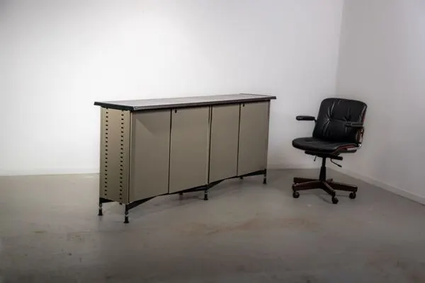 Illustration numéro 4 du produit Buffet de la série Spazio par le Studio BBPR pour Olivetti, vers 1960.
