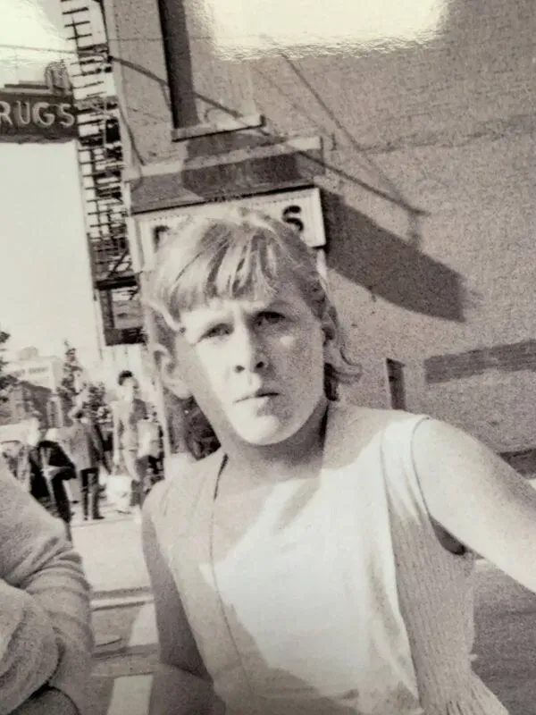 Illustration numéro 4 du produit Angelo Rizzuto, ''Deux filles à côté d'une alarme incendie'', Manhattan, 1964