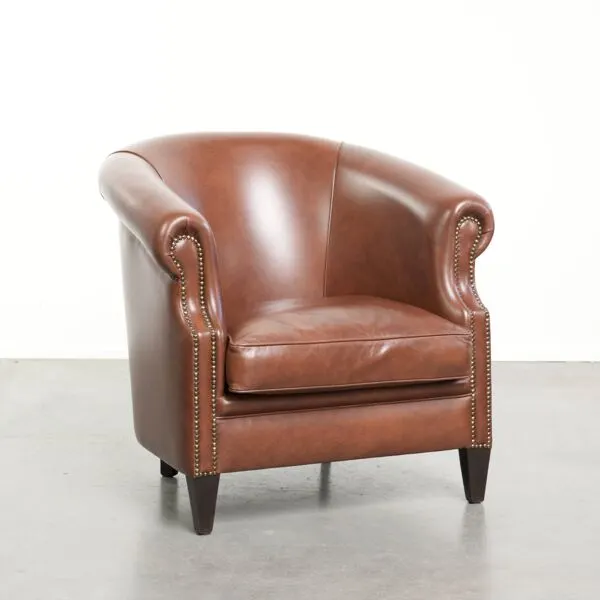 Illustration numéro 4 du produit Fauteuil club en cuir de vache couleur cognac confortable dans le style anglais.