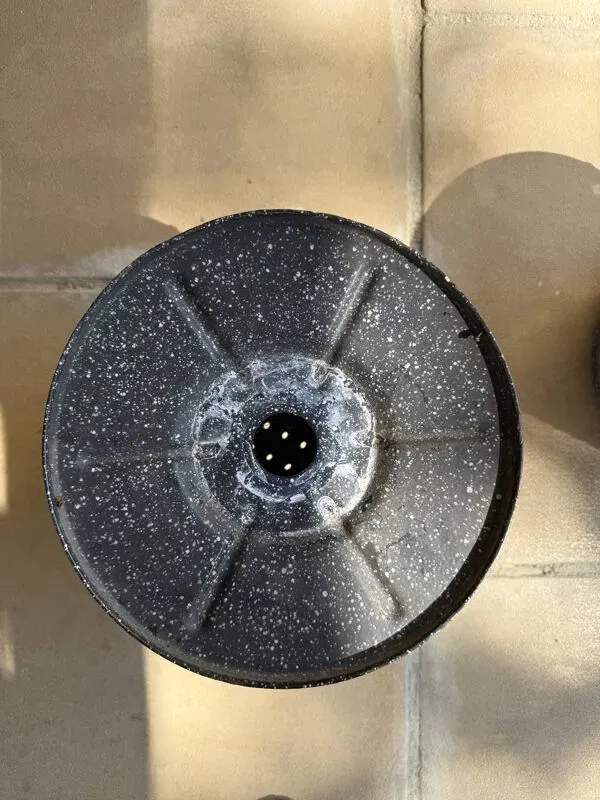 Illustration numéro 4 du produit Cache-pot vintage en tôle émaillée perforée, 1950