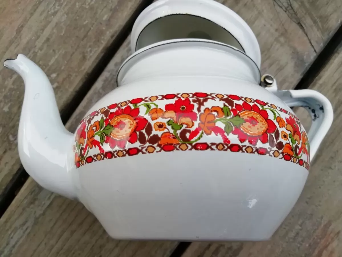 Illustration numéro 4 du produit Théière en tôle émaillée