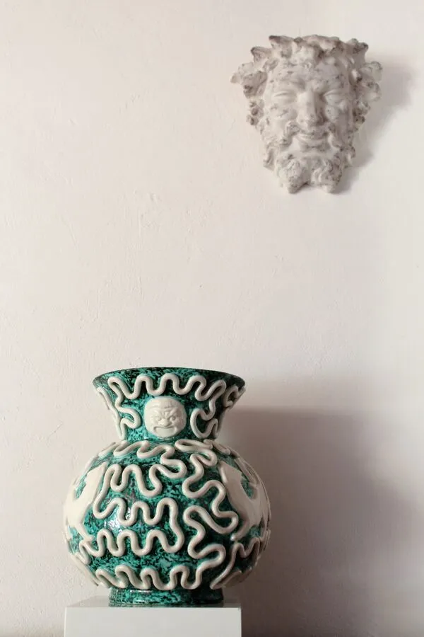 Illustration numéro 4 du produit Manufacture Sainte-Radegonde, vase pansu aux mascarons en céramique émaillée