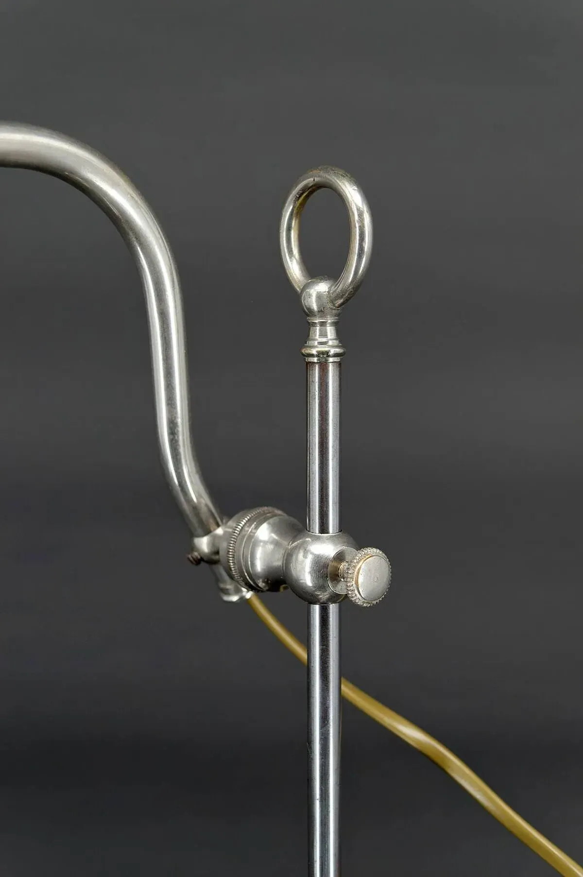 Illustration numéro 4 du produit Lampe d'atelier en aluminium et nickel, ajustable avec système monte-baisse, France, circa 1900