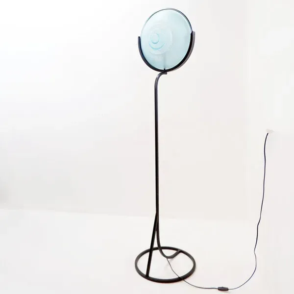 Illustration numéro 4 du produit Lampadaire en métal et disque en verre sablé
