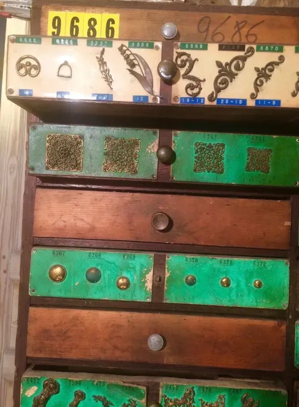 Illustration numéro 4 du produit Meuble de métier à tiroirs.