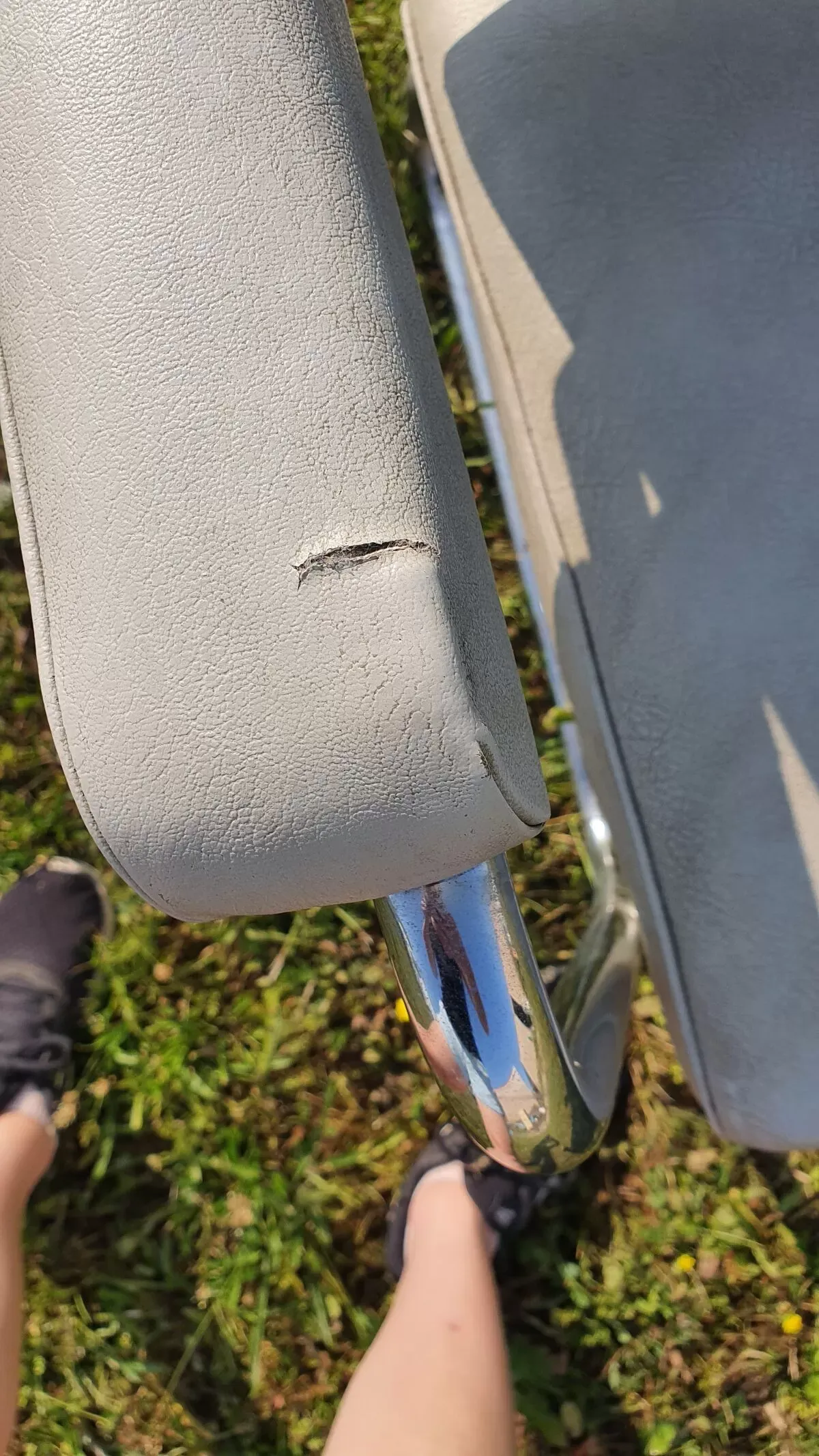 Illustration numéro 4 du produit Fauteuil gris usure skai voir photo ossature tubulaire pieds traineaux.