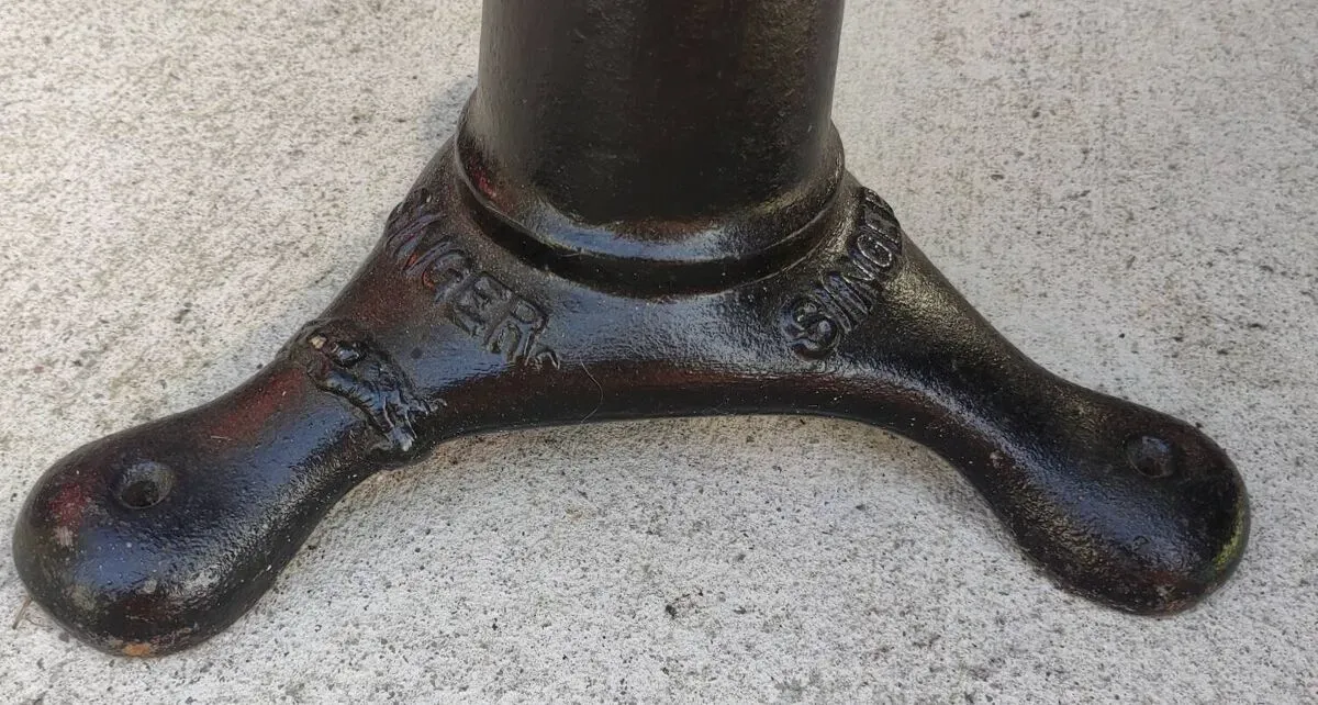 Illustration numéro 4 du produit Ancien tabouret industriel Singer