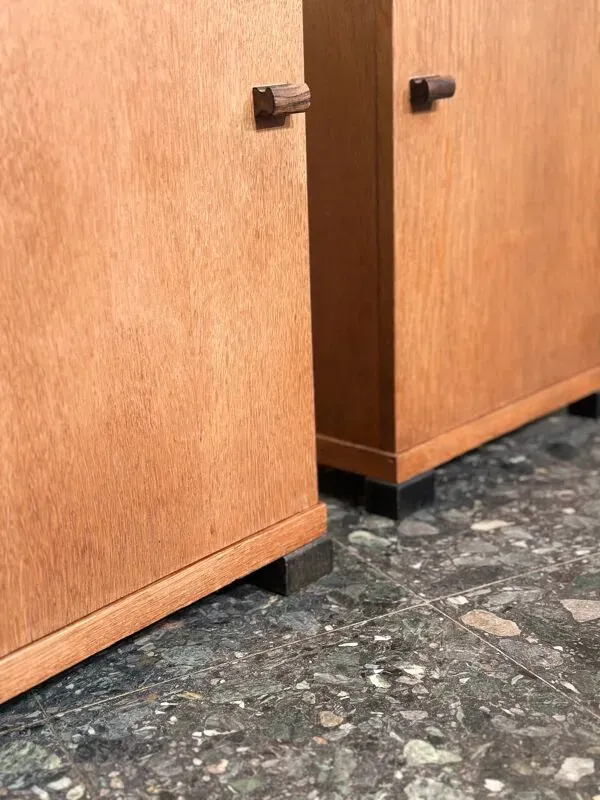 Illustration numéro 4 du produit Paire de tables de nuit Art Déco néerlandaises École d'Amsterdam